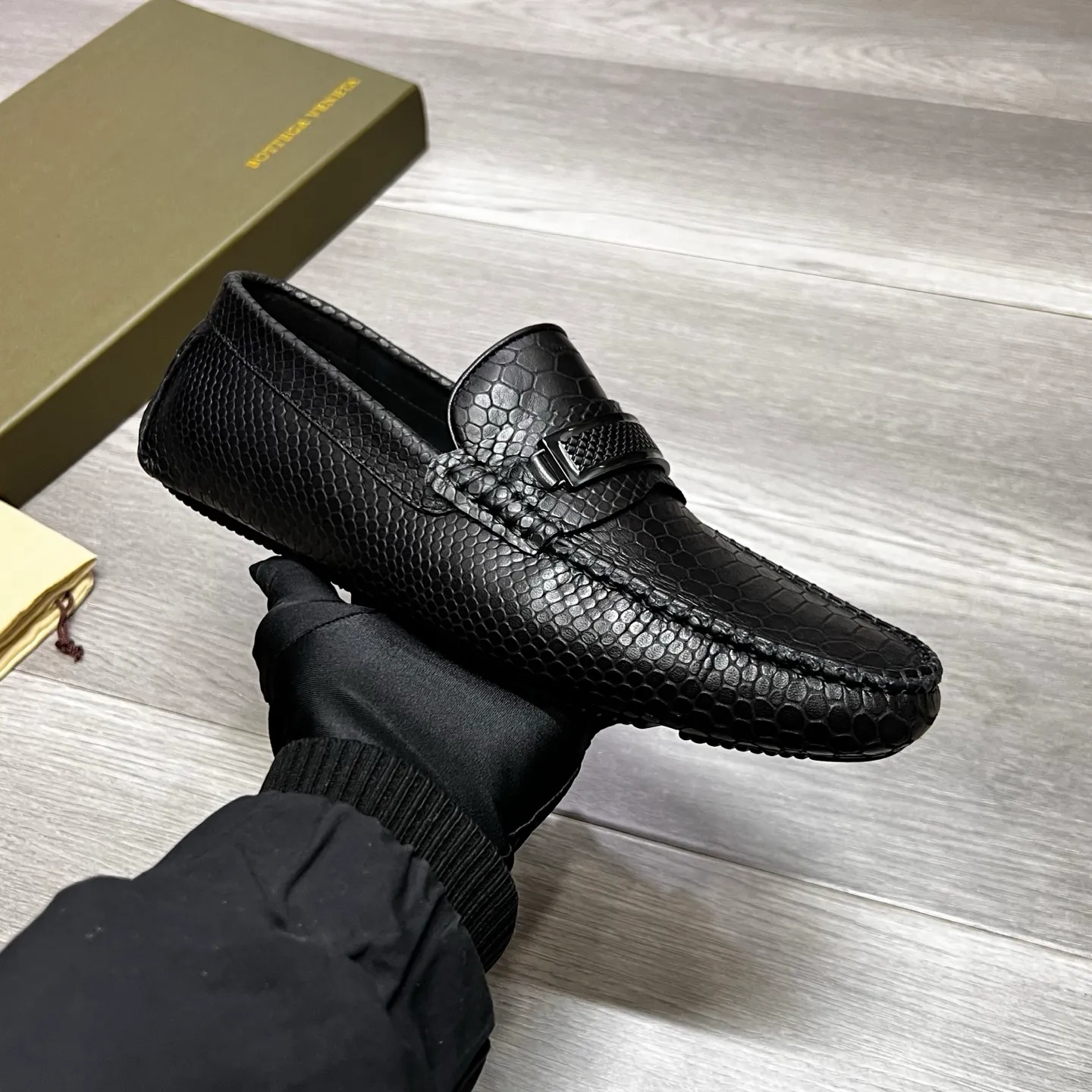 Factory price 480 BV 〰️Purely handmade classic men's beanie shoes👉👉driving shoes, slip-on shoes, made of imported cowhide from Italy, 💕water-dyed cowhide lining, 🔊original outsole, waterproof platform design, comfortable on the feet. Good choice for traveling and driving, single color available, code number: 38-44, (45 can be customized)
